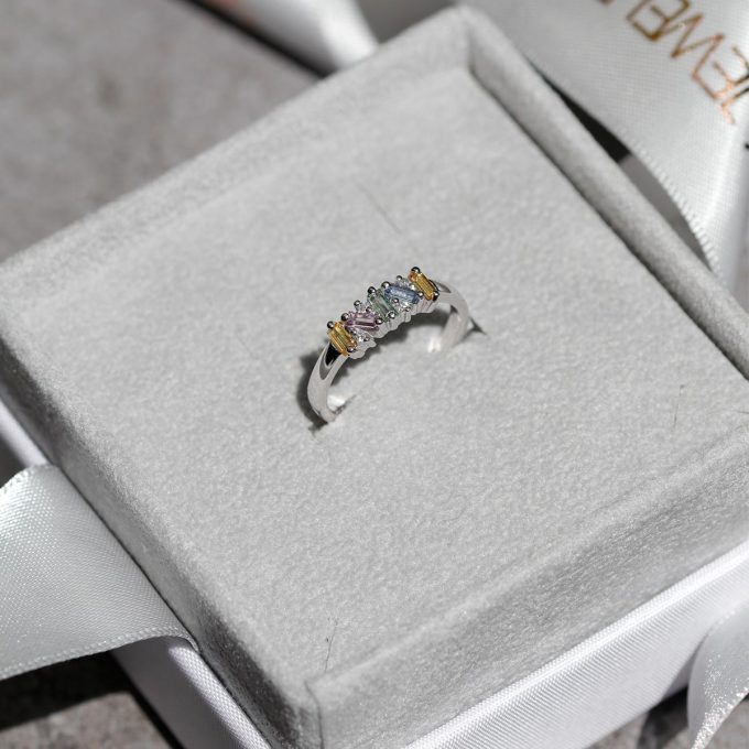 Pastel_sapphire_and_diamond_ring_in_box