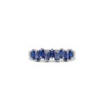 Scattered_blue_sapphire_ring_white_gold