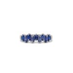 Scattered_blue_sapphire_ring_white_gold