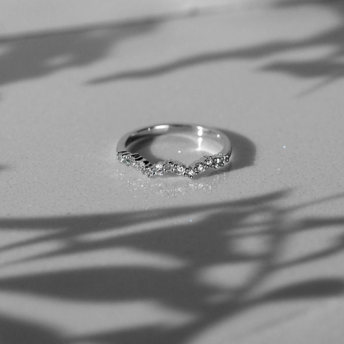 Diamond_zig_zag_half_eternity_ring_detail