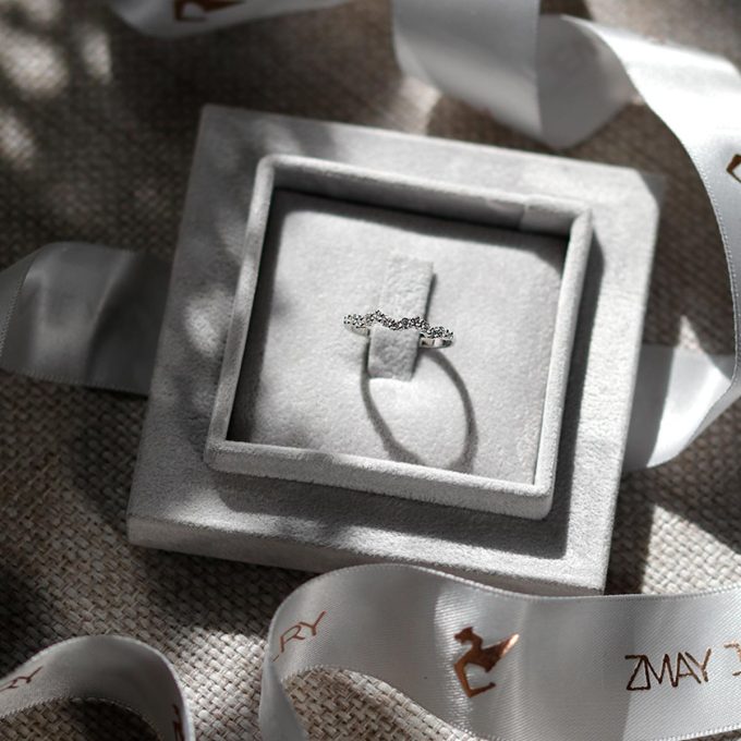 Diamond_zig_zag_half_eternity_ring_details