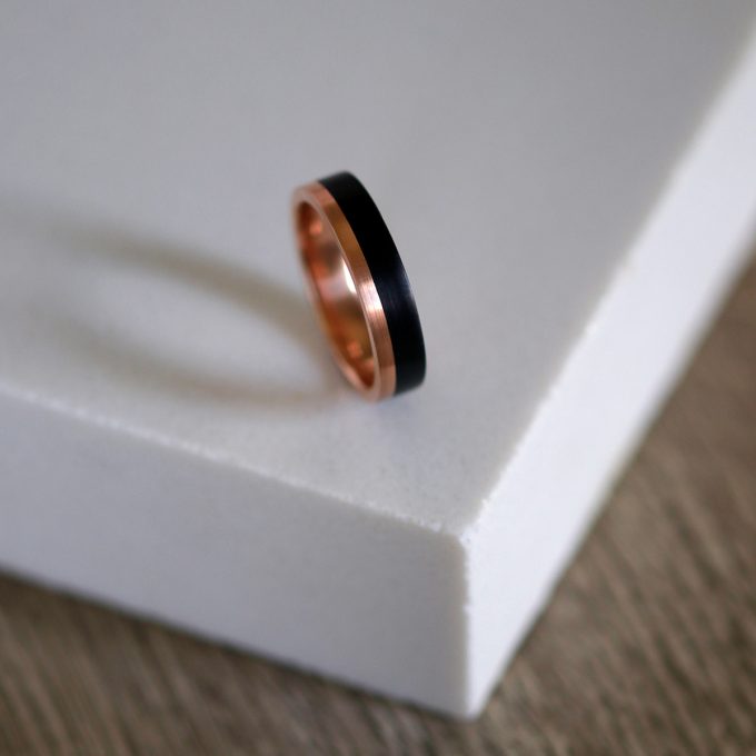 Brushed_gold_and_carbon_wedding_ring_detail