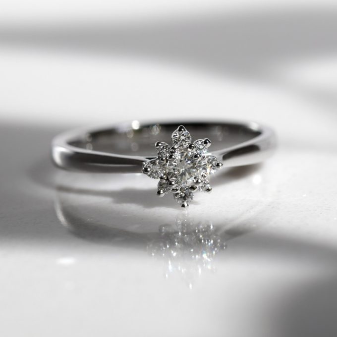 Diamond_engagement_ring_snowflake_mini_detail