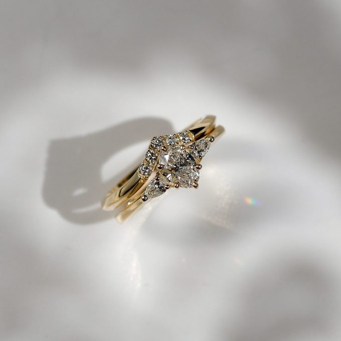 Prilegajoc_diamantni_prstan_V_detajl Chevron_diamond_ring_detail
