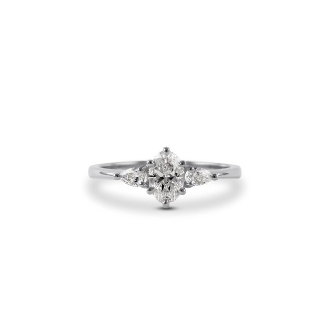 Zarocni_prstan_z_ovalnim_diamantom_Trilogy_belo_zlato Oval_diamond_and_pear_engagement_ring_white_gold