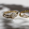 Zarocni_prstan_z_ovalnim_diamantom_Trilogy_detajl Oval_diamond_and_pear_engagement_ring_detail