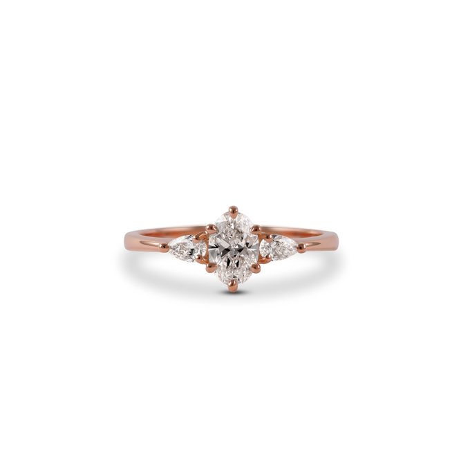 Zarocni_prstan_z_ovalnim_diamantom_Trilogy_roza_zlato Oval_diamond_and_pear_engagement_ring_rose_gold