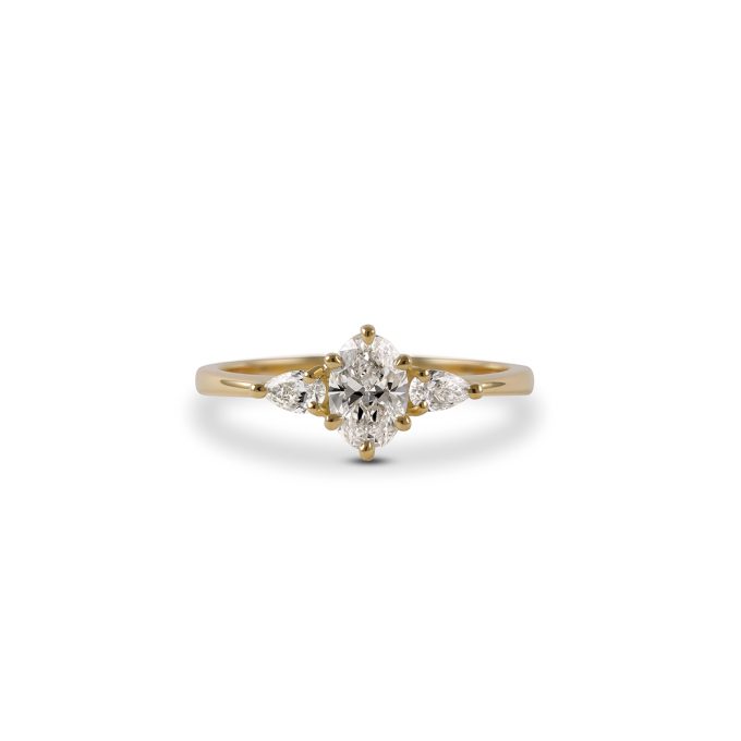 Zarocni_prstan_z_ovalnim_diamantom_Trilogy_rumeno_zlato Oval_diamond_and_pear_engagement_ring_yellow_gold