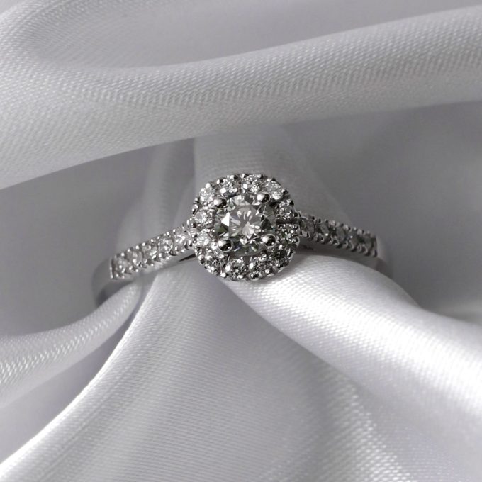 Diamantni_zarocni_prstan_halo_0.25ct_detajl