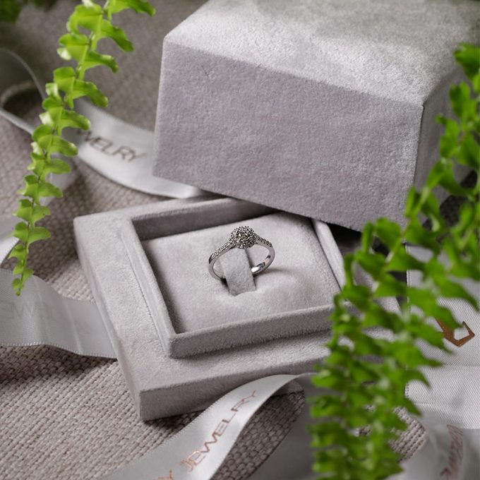 Diamantni_zarocni_prstan_halo_0.25ct_v_skatlici
