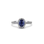 Oval_Sapphire_halo_Engagement_ring_white_gold
