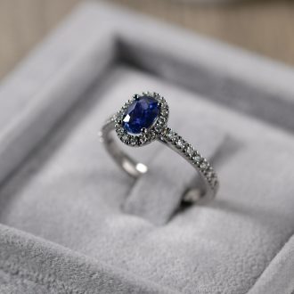 Oval_Sapphire_halo_Engagement_ring_details