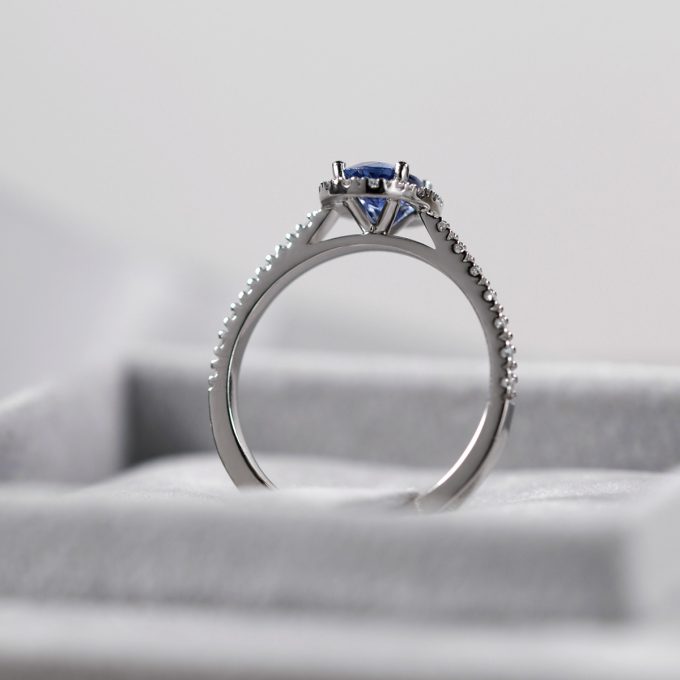 Oval_Sapphire_halo_Engagement_ring_side