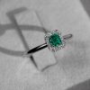 Edinstven_zarocni_prstan_Halo_s_smaragdom_detajl One_of_a_kind_emerald_halo_engagement_ring_detail