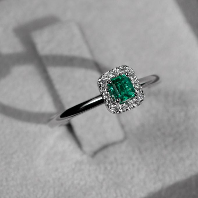 Edinstven_zarocni_prstan_Halo_s_smaragdom_detajl One_of_a_kind_emerald_halo_engagement_ring_detail