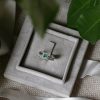 Edinstven_zarocni_prstan_Halo_s_smaragdom_detajli One_of_a_kind_emerald_halo_engagement_ring_details