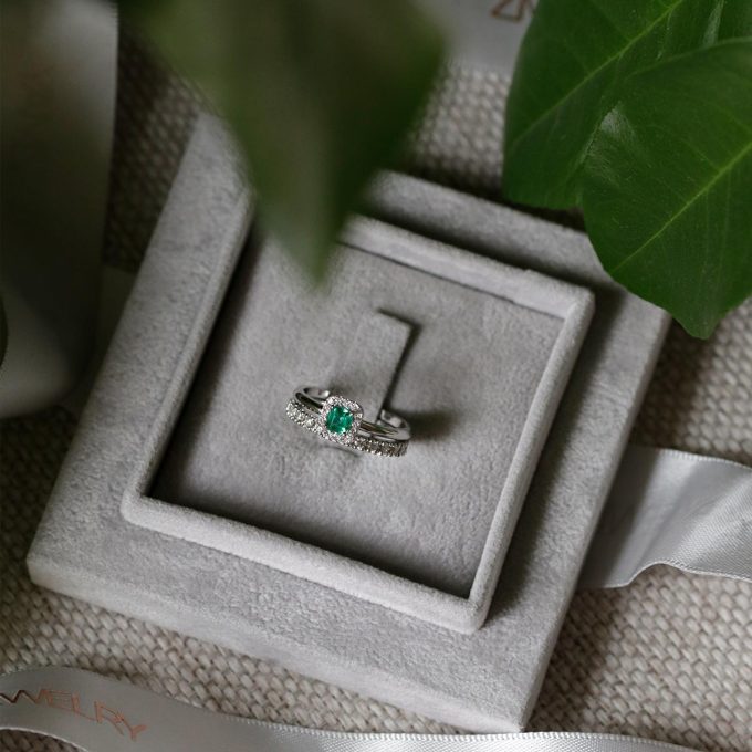 Edinstven_zarocni_prstan_Halo_s_smaragdom_detajli One_of_a_kind_emerald_halo_engagement_ring_details