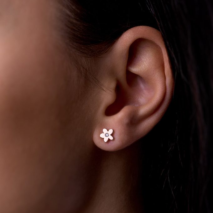 Uhani_cesnjev_cvet_z_diamantom_na_modelu Cherry_Blossom_diamond_earrings_on_model