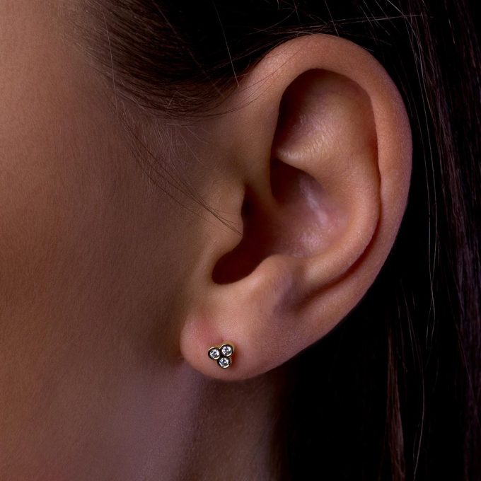 Uhani_diamantni_tris_na_modelu Three_diamond_bezel_earrings_on_model