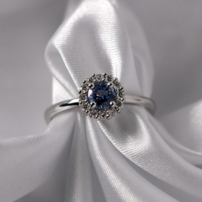 Sapphire_Diamond_halo_engagement_ring_detail