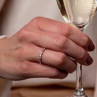 Baguette_round_diamond_wedding_ring_on_hand