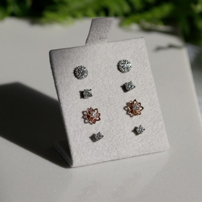 Diamond_earrings_solitaire_detail