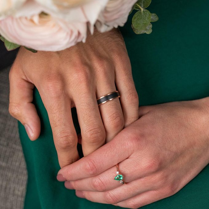 Porocni_prstan_s_karbonskim_pasom_na_roki Carbon_wedding_ring_on_hand