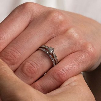 Engagement_ring_Diamond_Dream_on_hand