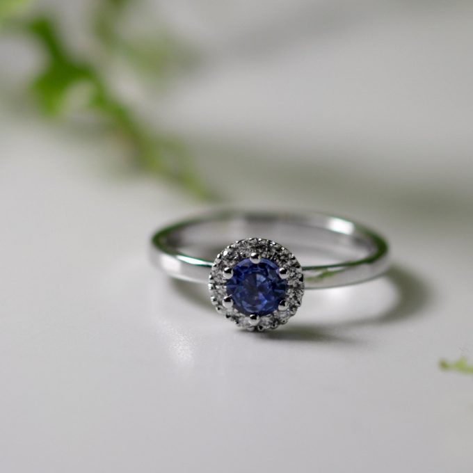 Sapphire_engagement_ring_Diamond_halo