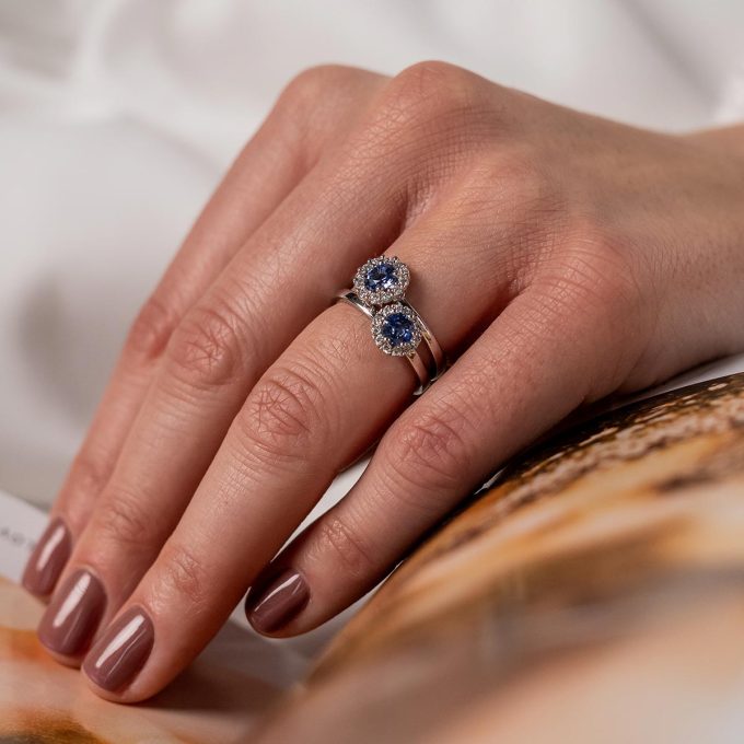 Sapphire_engagement_ring_Diamond_halo_detail