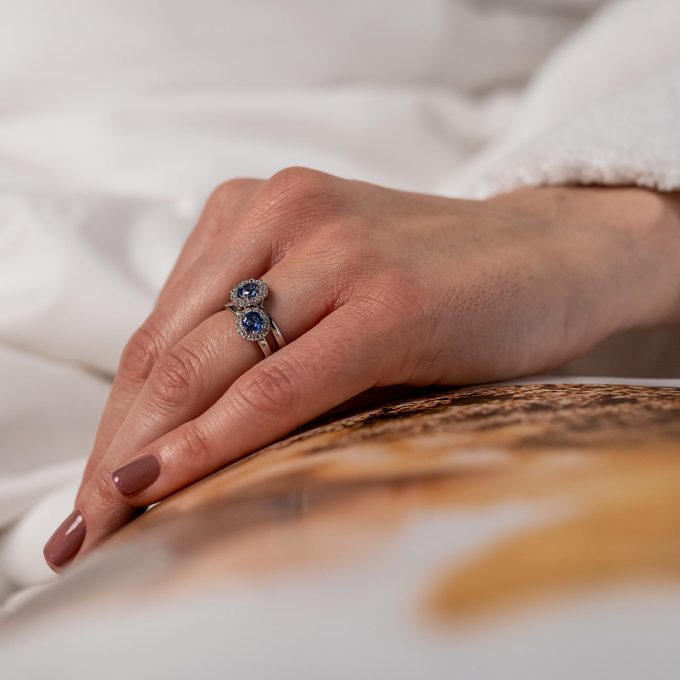 Sapphire_engagement_ring_Diamond_halo_details