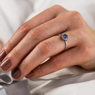 Sapphire_engagement_ring_Diamond_halo_on_hand