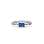 Blue_sapphire_engagement_ring_with_side_diamonds_white_gold