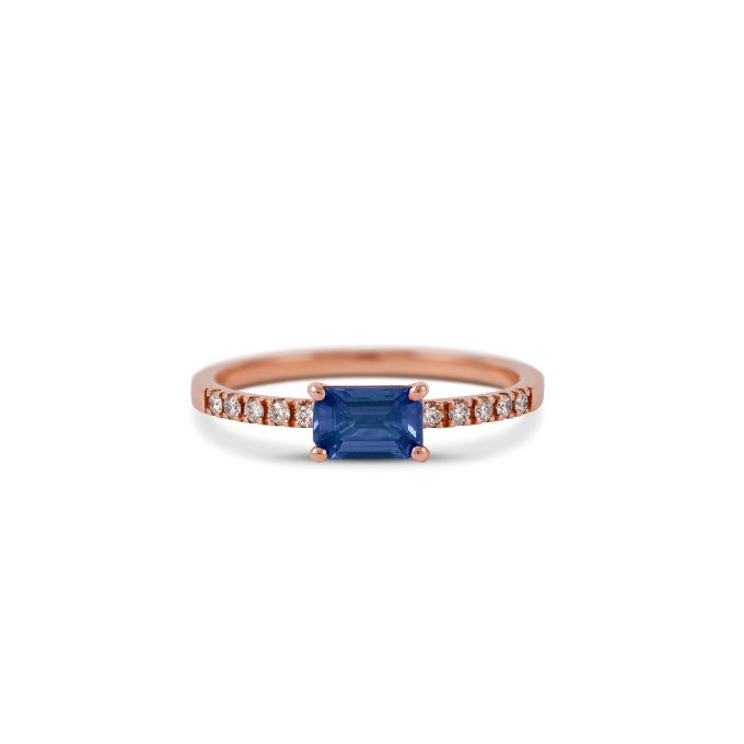 Blue_sapphire_engagement_ring_with_side_diamonds_rose_gold