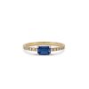 Blue_sapphire_engagement_ring_with_side_diamonds_yellow_gold