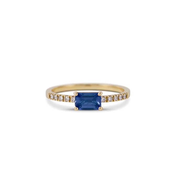 Blue_sapphire_engagement_ring_with_side_diamonds_yellow_gold