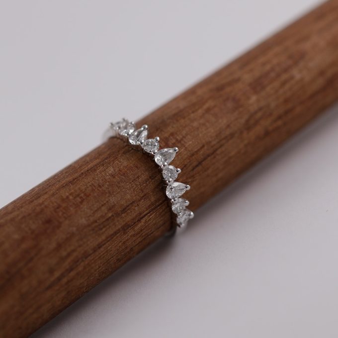 Pear_diamond_stacking_wedding_ring