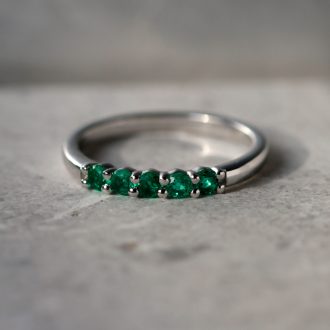 Five_emerald_ring_detail