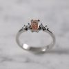 Zarocni_prstan_s_sinteticnim_roza_diamantom_detajl Lab_grown_Pink_diamond_engagement_ring_detail
