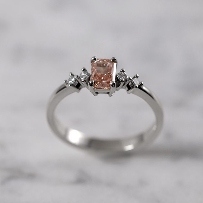 Zarocni_prstan_s_sinteticnim_roza_diamantom_detajl Lab_grown_Pink_diamond_engagement_ring_detail