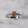 Zarocni_prstan_s_sinteticnim_roza_diamantom_detajli Lab_grown_Pink_diamond_engagement_ring_details