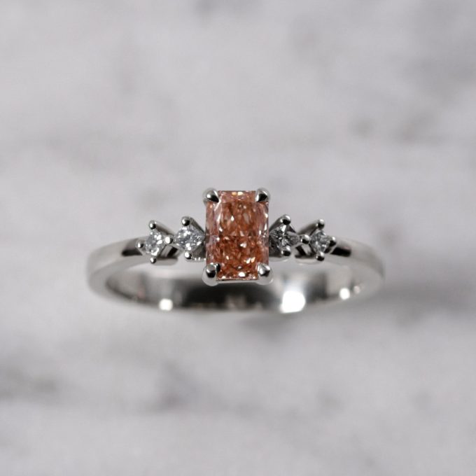 Zarocni_prstan_s_sinteticnim_roza_diamantom_detajli Lab_grown_Pink_diamond_engagement_ring_details