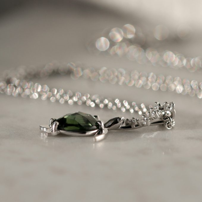 Edinstvena_ogrlica_speca_morska_zelva_s_safirjem_in_diamanti_Detajl One_of_a_kind_sleeping_sea_turtle_sapphire_and_diamond_necklace_detail