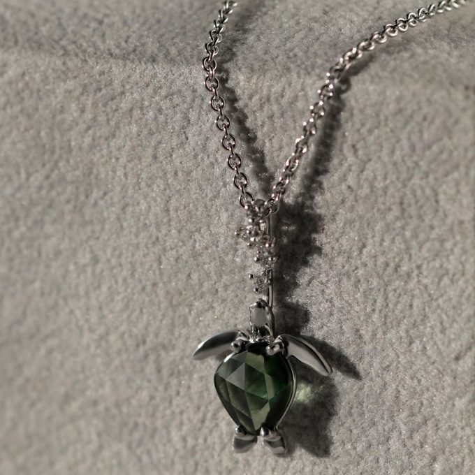 Edinstvena_ogrlica_speca_morska_zelva_s_safirjem_in_diamanti_Detajli One_of_a_kind_sleeping_sea_turtle_sapphire_and_diamond_necklace_details
