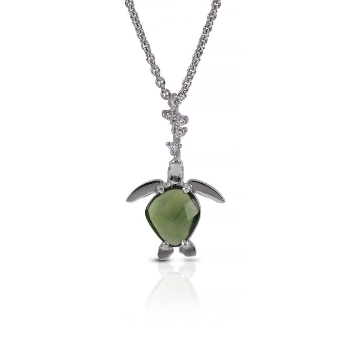 Edinstvena_ogrlica_speca_morska_zelva_s_safirjem_in_diamanti_belo_zlato One_of_a_kind_sleeping_sea_turtle_sapphire_and_diamond_necklace_white_gold