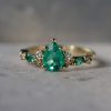 Edinstven_zarocni_prstan_s_smaragdi_in_diamanti_detajl One_of_a_kind_pear_emerald_and_diamond_ring_detail