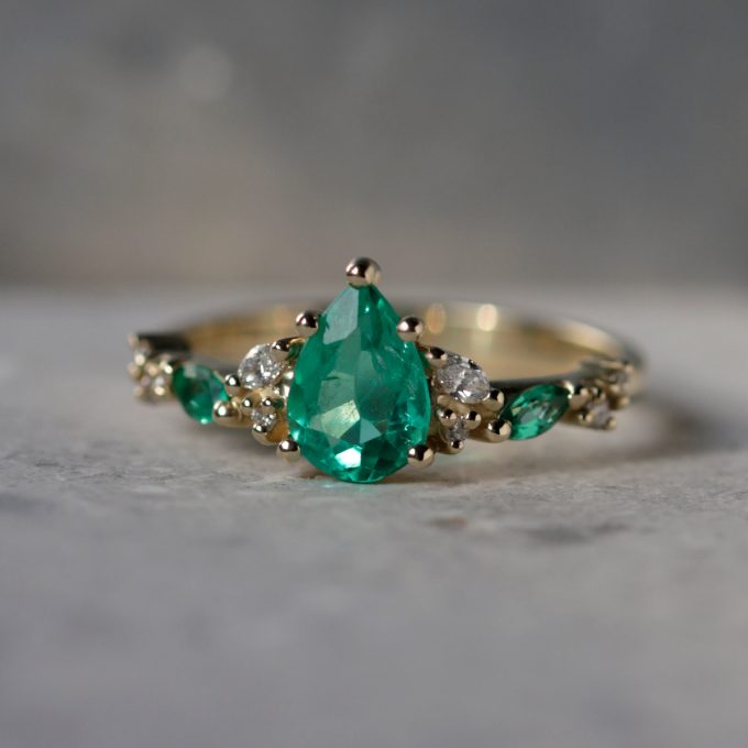 Edinstven_zarocni_prstan_s_smaragdi_in_diamanti_detajl One_of_a_kind_pear_emerald_and_diamond_ring_detail