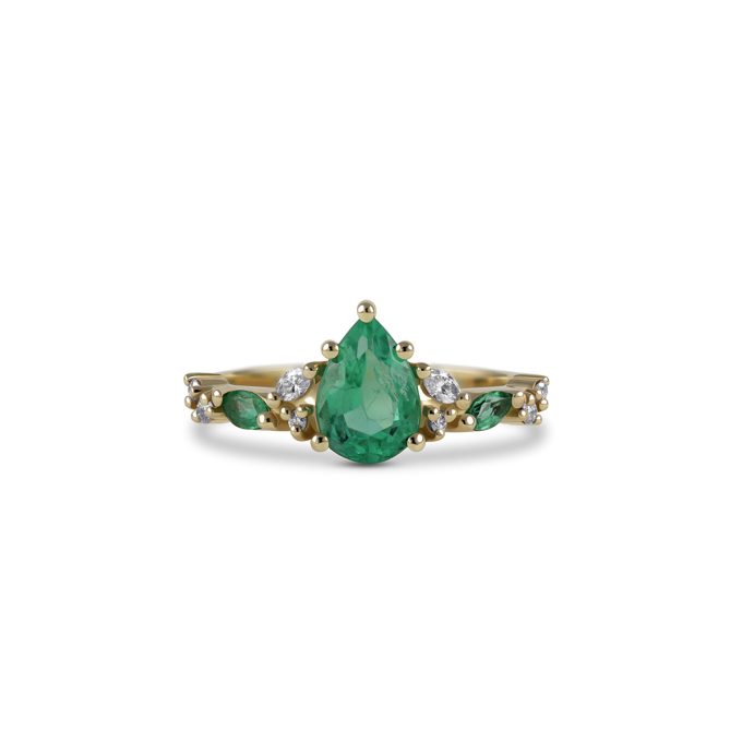Edinstven_zarocni_prstan_s_smaragdi_in_diamanti_rumeno_zlato One_of_a_kind_pear_emerald_and_diamond_ring_yellow_gold