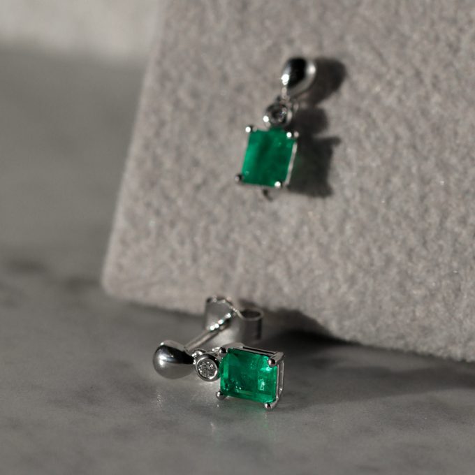 Emerald_and_diamond_earrings_detail