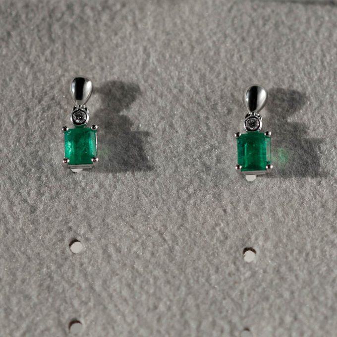 Emerald_and_diamond_earrings_details